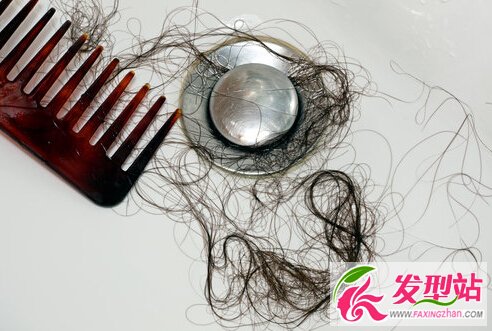 春<em>夏季掉头发的原因</em>及对策 再也看不到排水孔