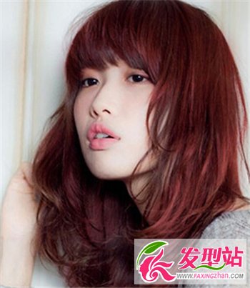 女生酒红色头发图片 显白时尚最受欢迎-染发发