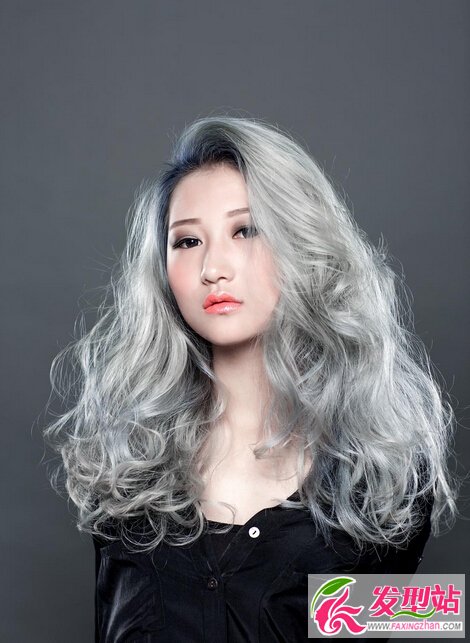 奶奶灰的发色适合亚洲黑发女生,原因之一就是当黑色的头发张出来之后