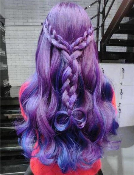 紫色的发色挑染设计,给人一种轻奢风. 半编发,简