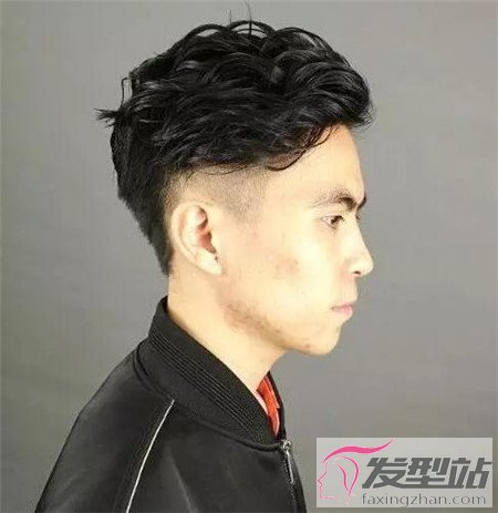 日系风的男士发型,采用两边铲光的发型设计,搭配纹理烫的卷发,制造图片