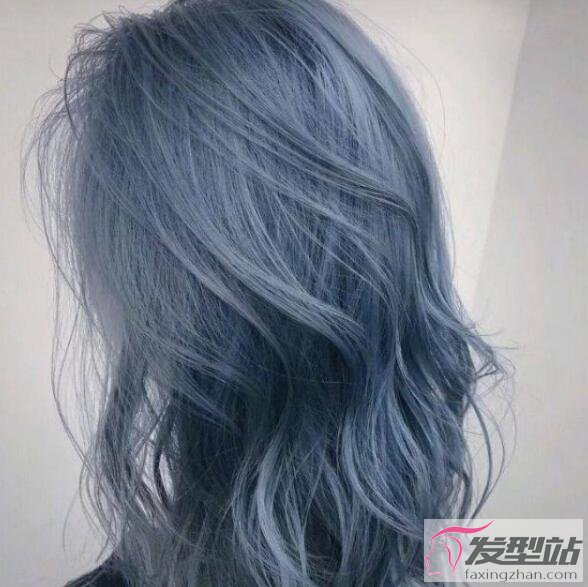 蓝黑色头发掉色过程 蓝黑色多久褪色