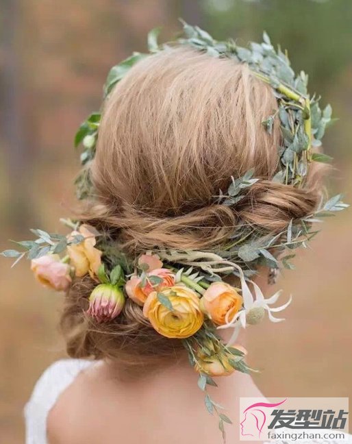 这一款编发盘发搭发型配鲜花发饰,瞬间提升新娘子的气质,在婚礼上