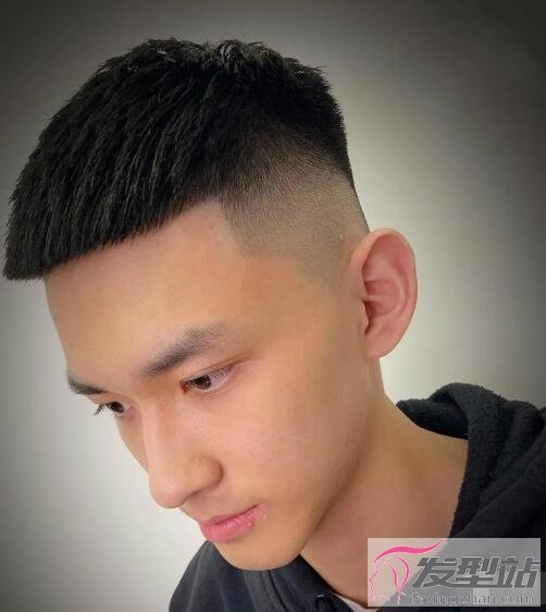 乍看就很吸睛的短发发型,很适合中国男生,顶部头发梳理得很整齐
