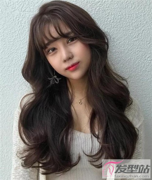 流行发型 韩式发型  韩国很多女明星都留过的卷发,比较清甜淑女,自然
