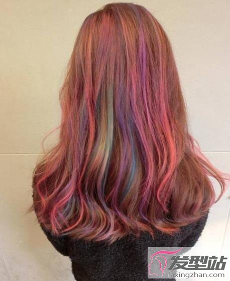这款染发发型元气爆表,以粉橘色的基础色,加上彩虹发色的挑染,这个