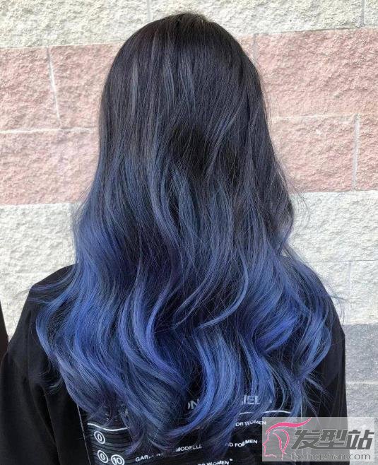 雾霾蓝的发色以及风靡一段时间了,波浪卷发搭配雾霾蓝发色,只看就美