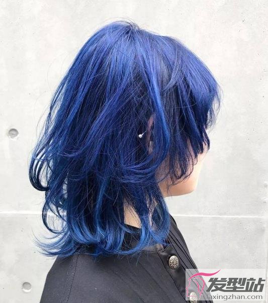 喜欢追求个性的女生可以挑战全头染,整个头发都是蓝色的造型,超有二