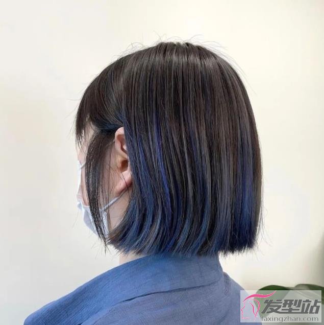 黑色的短发中加入蓝色系的先挑染,让原本非常简单的发型变得巨时髦