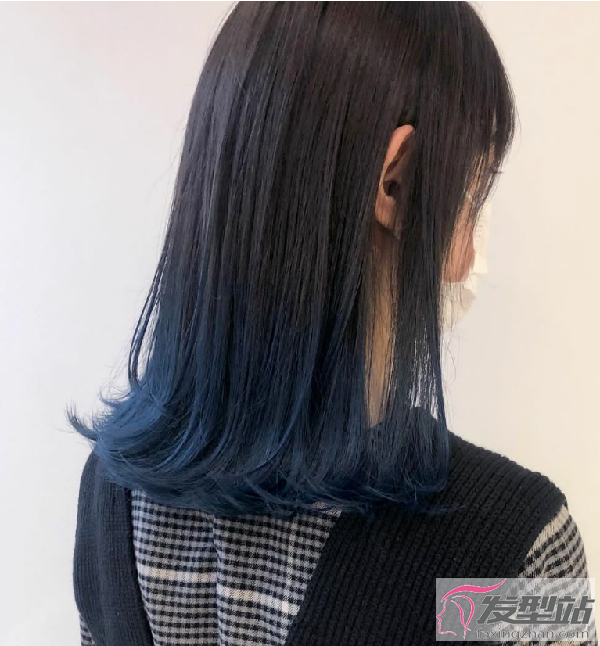 蓝黑色染发本就是一款人气染发设计,渐变染使得蓝发直接过渡到黑发里