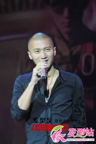 <em>谢霆锋最新发型</em>帅气光头(3)