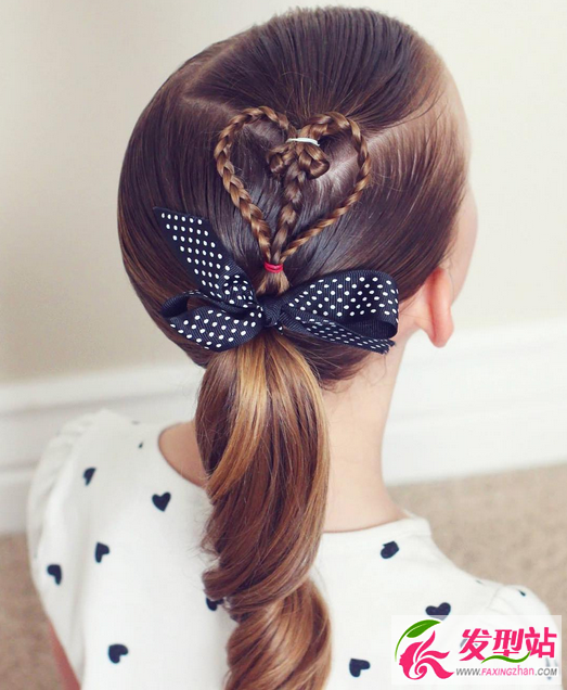 小学儿童节女孩编发视频 心形编发马尾充满爱心_发型站_最新流行发型