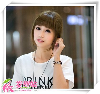 清新的派对女生发型,齐刘海加上两边的长碎发发丝