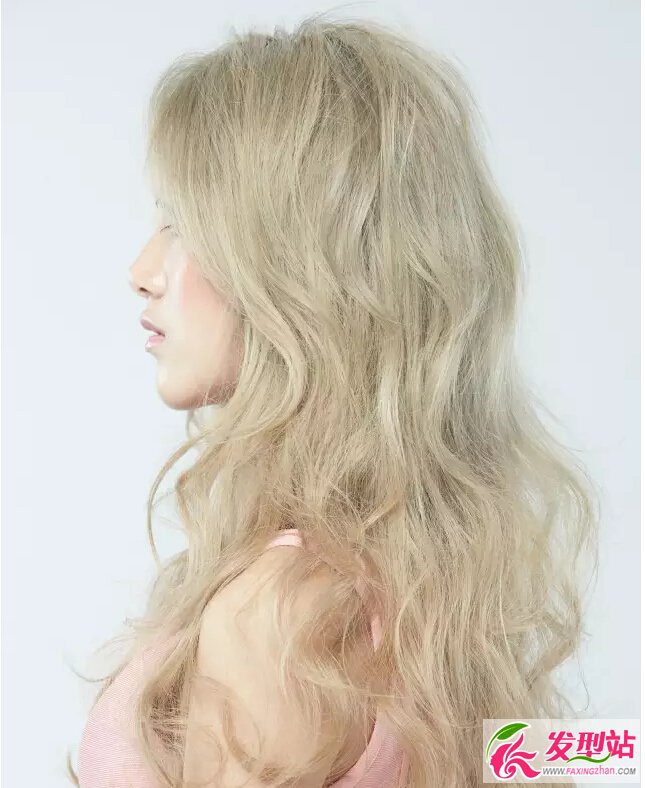 渐变玫瑰金染发,顾名思义,就是玫瑰颜色和金色的调和,形成这款时尚的
