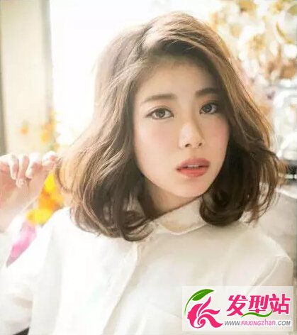 大脸女生瘦脸发型新款 侧分刘海发型气质瘦脸