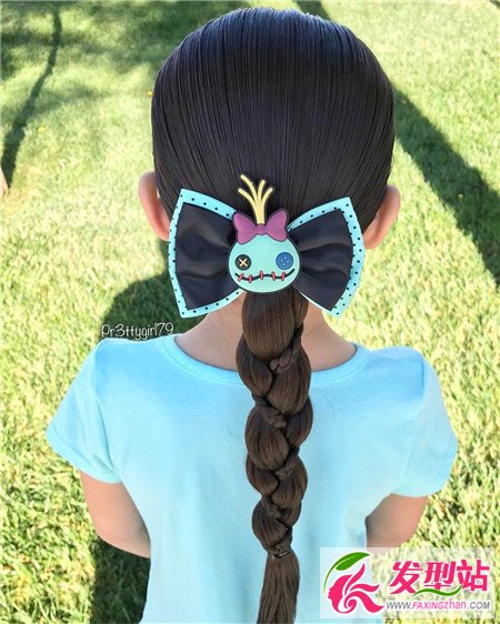 简单的一款编发,马尾采用辫子的结合搭配,创造与众不同的马尾扎发发型