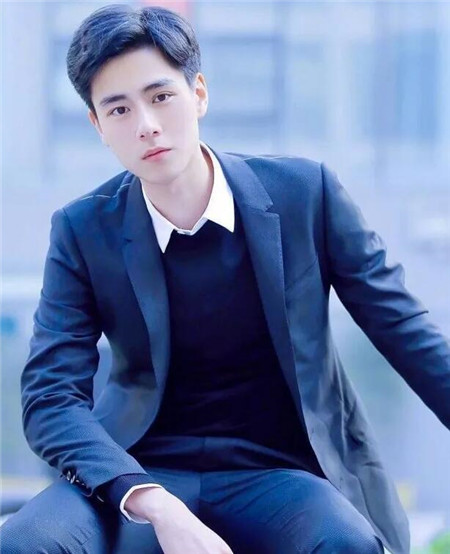 完美男友的典范埃胡一天一头率性的两边铲齐刘海短发,一身校服搭配