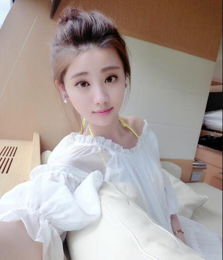 非诚勿扰覃杉个人资料微博系川航空姐性感照片令人想入非非