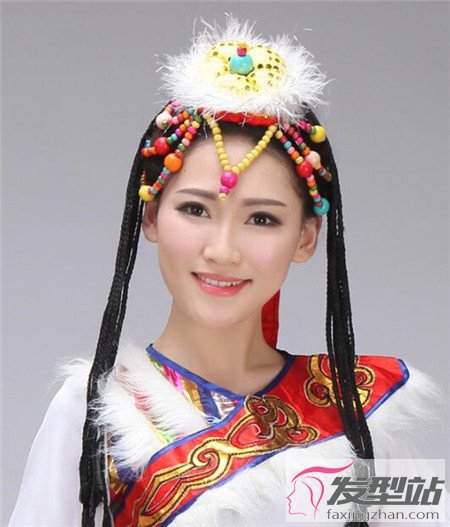 藏辫是编织出小小细细的辫子,堆积起来的.