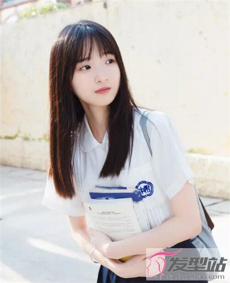 在校的学生党,首推文艺型直发,二次元的刘海打造,显瘦又甜美温柔.