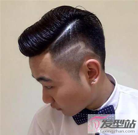 个性男士一道杠发型 两侧铲短雕刻好时尚