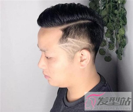 个性男士一道杠发型 两侧铲短雕刻好时尚