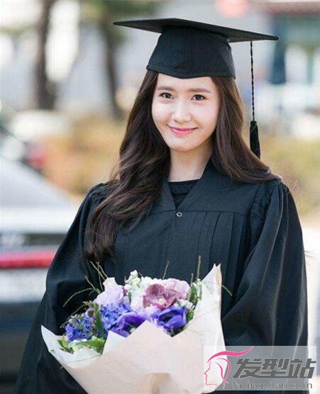 穿学士服适合的长发发型轻松变身校园学霸女神