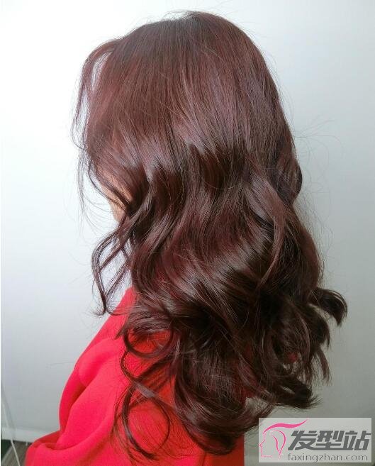 带着红光的棕色发,气色看上立刻好 带点紫色的棕色发,颜色感会比红