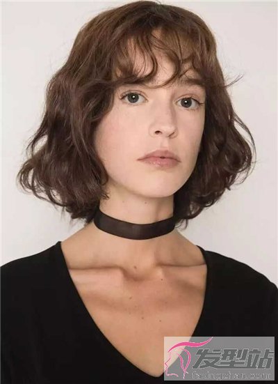 女生复古风短发发型 韵味十足令人过目不忘