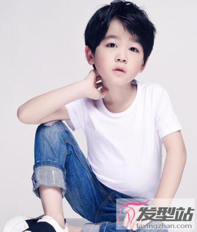 圆脸小男孩留什么短发瘦脸短发酷炫且洋气