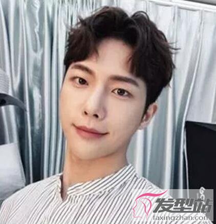 纹理中分男生发型简约洋气提升颜值