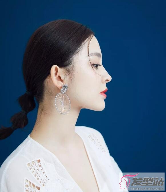 锁骨发怎样扎着才好看 这两款马尾扎法太完美了_发型站_最新流行发型