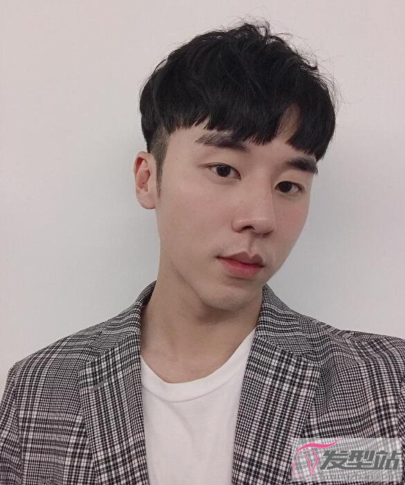 今年最流行的发型男帅气黑发造型man味喷炸