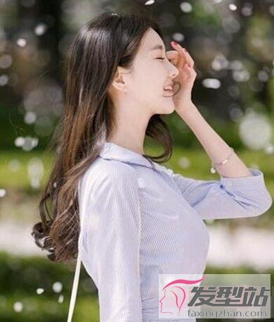 中长发现在流行怎样烫 发尾烫轻盈修颜有魅力_发型站_最新流行发型