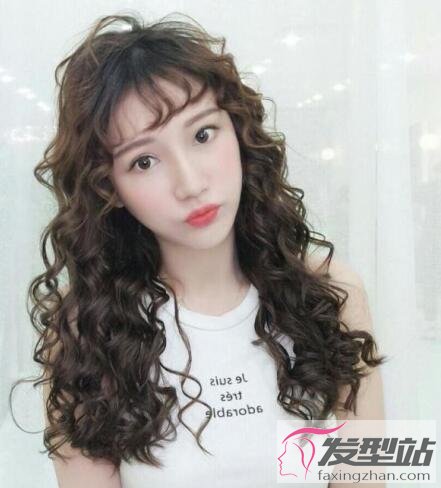 流行的筷子烫发型 轻松塑造优美卷发
