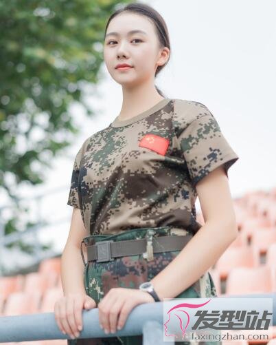 适合军训的女生发型靓丽活泼成军中绿花