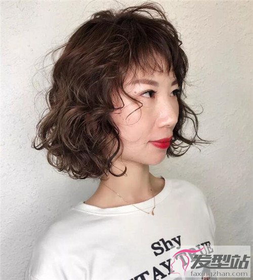 睡不醒风格的空气烫,头发加入蓬松感的设计,是非常流行的烫发方式.