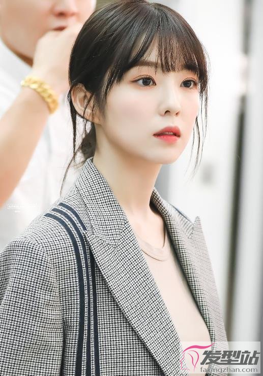 在额前留一层薄薄的刘海,长发扎成低马尾,裴珠泫身穿 一身休闲西装