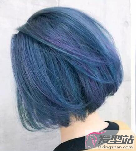 蓝色系染发发型挑染孔雀蓝和雾霾紫的设计,使得这款短发更加洋气,不同