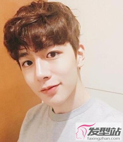 年轻男生也可以尝试将短发烫卷,适合年轻男生的短卷发造型丰富,一点都