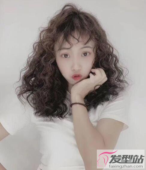 小卷烫发怎么烫好看 这样烫不显老又瘦脸_发型站_最新流行发型设计