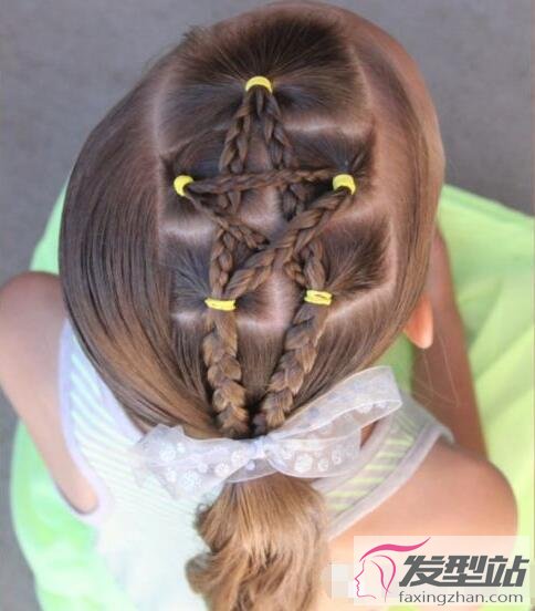 这款五角星扎发很适合小女孩,乍看就很吸睛,将几缕头发编织成辫子并