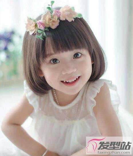 小女孩戴花环发型 打造甜美可爱小公主