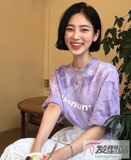同样是一款齐发尾短发,薄藤粉色染发洋气又显白,头发紧贴脸颊弧线滑落
