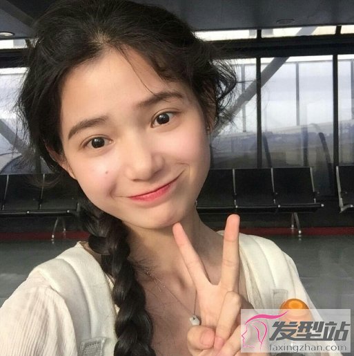 侧边麻花辫发型,额前的刘海可以打理得凌乱一些,显得更随性,而且还能