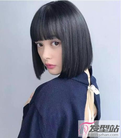 发尾的一刀切设计,使得这款经典波波头更潮,发色虽然不算亮眼,在光照