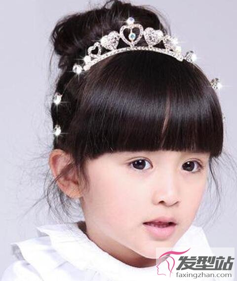 小女孩齐刘海发型扎法这样扎发秒变甜美小公主