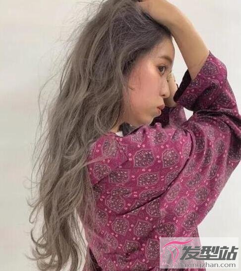 女生亚麻灰色染发发型低调有质感提亮肤色