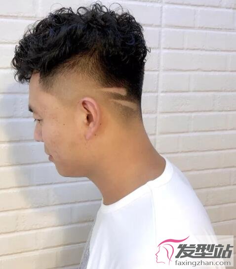 男生两道杠刻痕发型 吸睛帅气潮男都这样剪