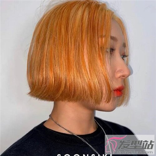 橙色头发女生图片